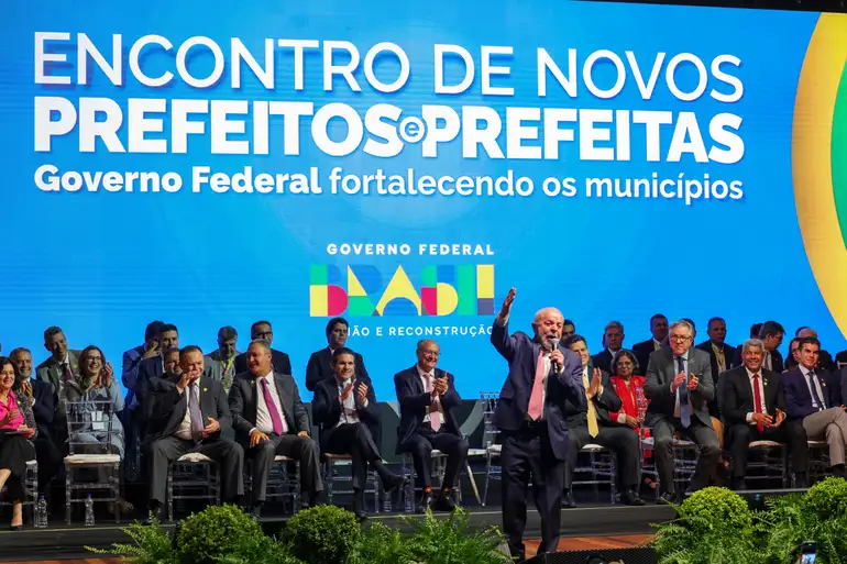 Lula é aplaudido de pé na abertura do Encontro de Novos Prefeitos em Brasília