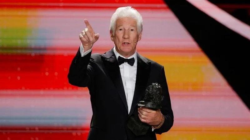 Ator Richard Gere recebe prêmio Goya e critica Donald Trump em seu discurso