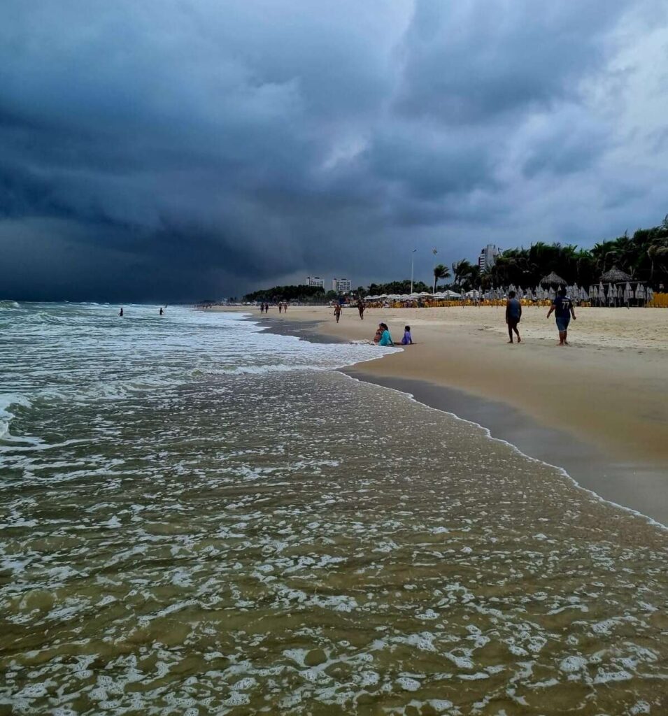 Após últimas chuvas, mar de Fortaleza tem apenas 5 trechos próprios para banho