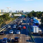 Motociclista fica ferido ao ser arrastado no asfalto após colisão na BR-116