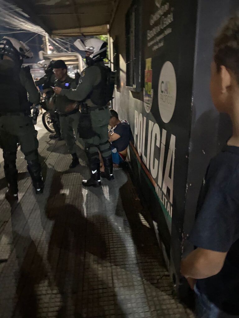 Homem em surto assusta clientes de comércio com faca em praça de Fortaleza