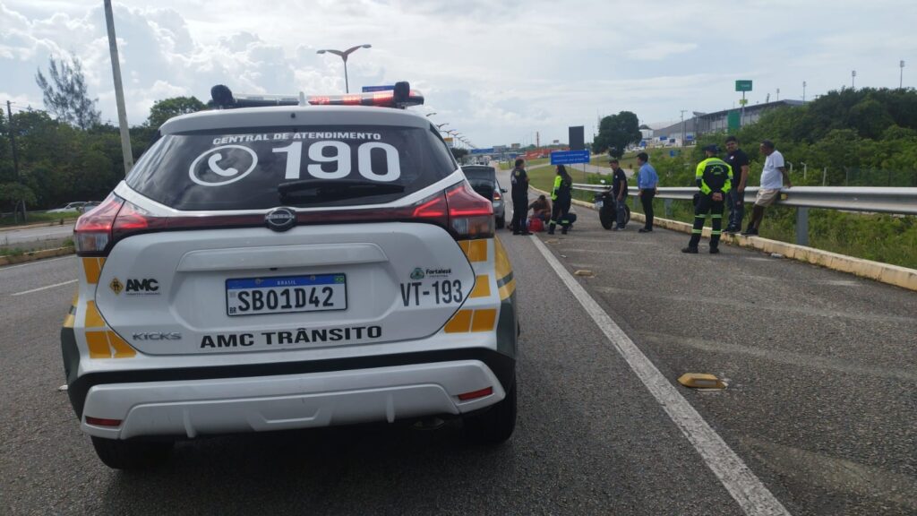 Garupeira de moto de aplicativo é arremessada após colisão com carro