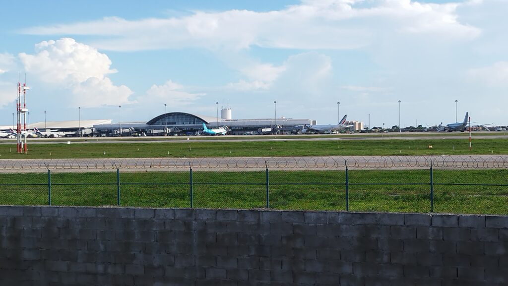 Avião com brasileiros deportados pelos Estados Unidos chega à Fortaleza