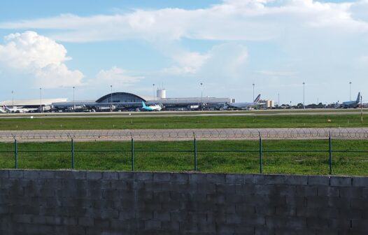 Avião com brasileiros deportados pelos Estados Unidos chega a Fortaleza