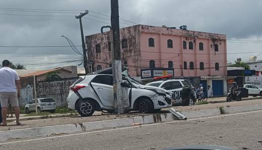 Motorista colide carro contra poste de canteiro central de avenida em Caucaia (CE)