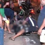 Motociclista fica ferido ao colidir em árvore após usar celular enquanto dirigia