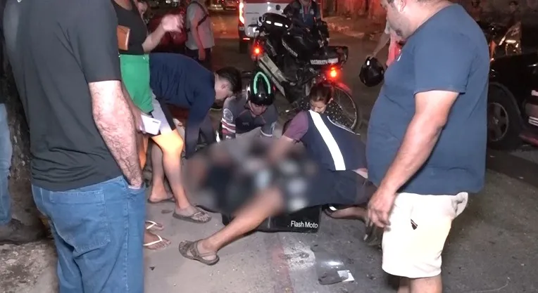 Motociclista fica ferido ao colidir em árvore após usar celular enquanto dirigia