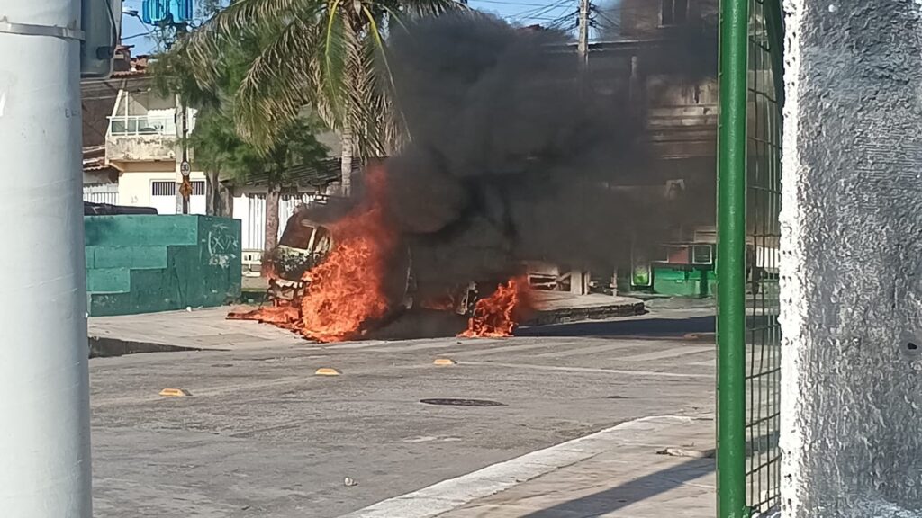 Criminosos incendeiam carro de empresa de internet, em Fortaleza