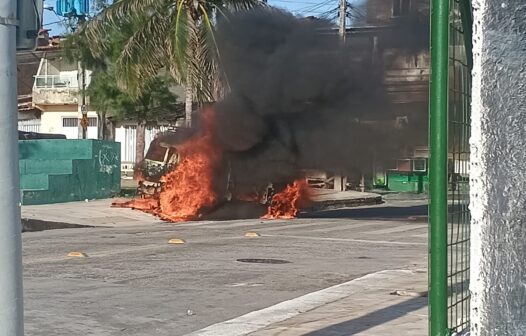 Criminosos incendeiam carro de empresa de internet, em Fortaleza