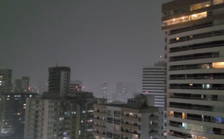 Forte chuva com raios e trovões em Fortaleza afeta pouso de aeronave e causa alagamentos