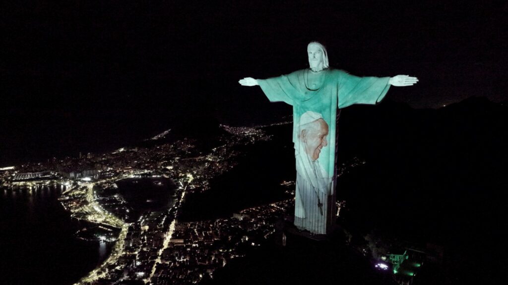 Cristo Redentor recebe projeção de imagens em apoio ao Papa Francisco