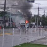 Caminhão com eletrodomésticos pega fogo em cruzamento de avenidas em Fortaleza