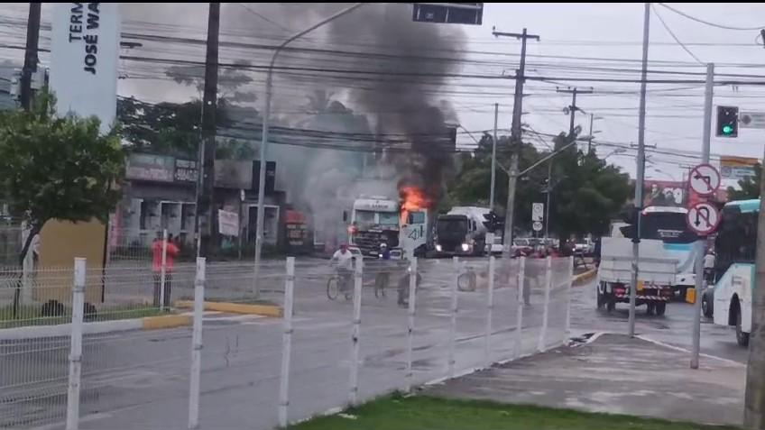 Caminhão com eletrodomésticos pega fogo em cruzamento de avenidas em Fortaleza