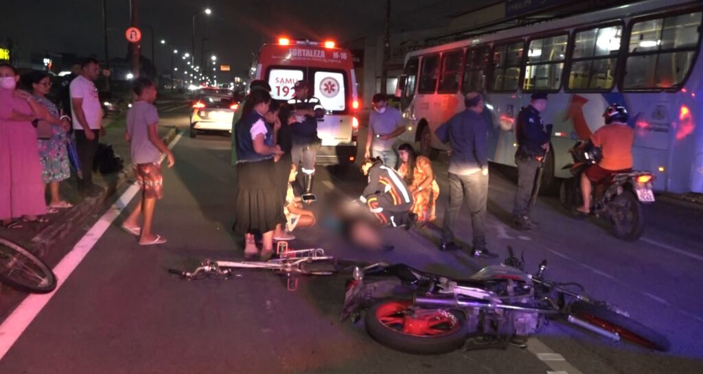 Ciclista idoso fica gravemente ferido em acidente com moto após sair de igreja em Fortaleza