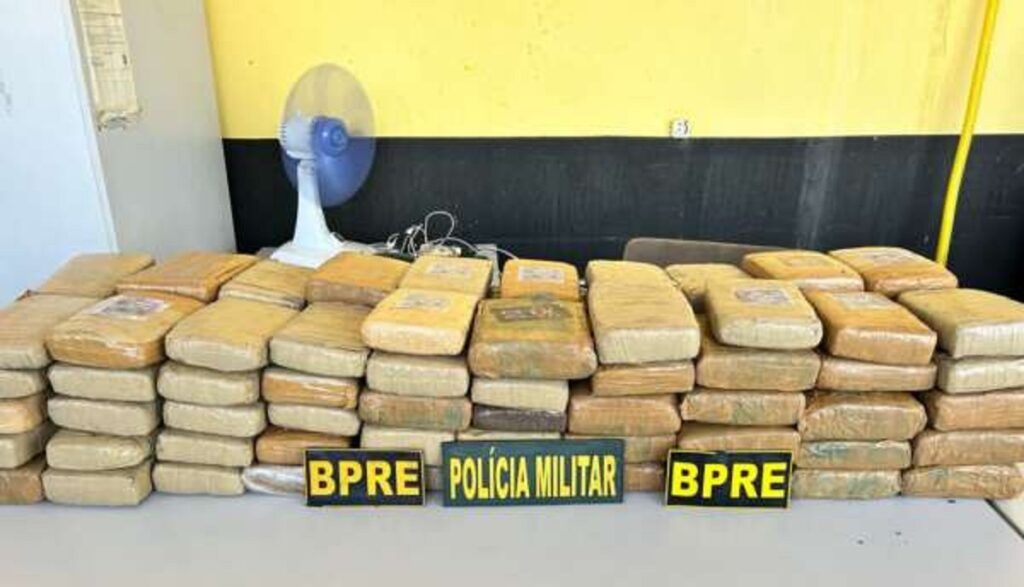 Polícia prende homem que levava 107 kg de maconha em caminhonete, no interior do Ceará