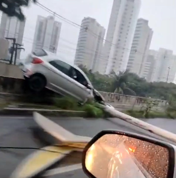 Acidente: carro derruba poste em Fortaleza e fica preso em canteiro central de avenida