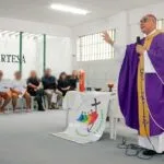 Arcebispo de Fortaleza realiza celebração religiosa em presídio de Aquiraz