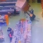 Mulher é atingida por carga de uma tonelada de leite condensado em supermercado