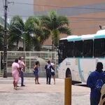 Passageiro perde ônibus em terminal, exige que motorista abra a porta e tenta depredar o veículo