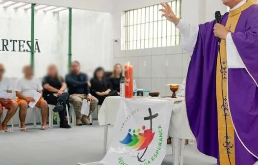 Arcebispo de Fortaleza realiza celebração religiosa em presídio de Aquiraz