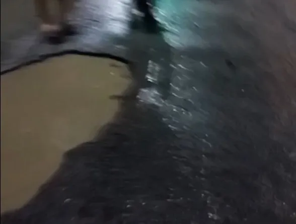 Após forte chuva, cratera surge na Avenida Silva Jatahy, em Fortaleza