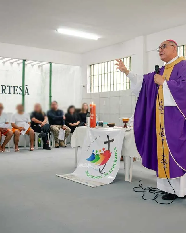 Arcebispo de Fortaleza realiza celebração religiosa em presídio de Aquiraz