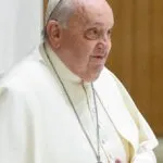 Papa Francisco pretende saudar fiéis durante a missa de domingo, apesar da internação