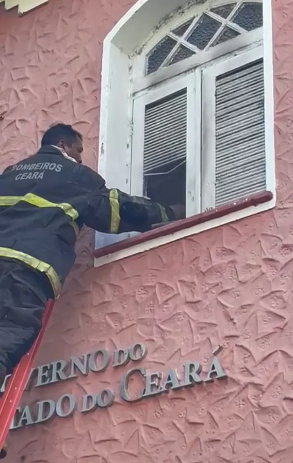 Princípio de incêndio é registrado em prédio da CeArt na Praça Luiza Távora, em Fortaleza