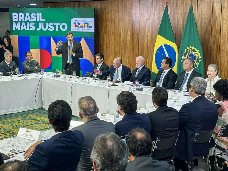 Lula envia ao Congresso projeto que isenta Imposto de Renda para quem ganha até R$ 5 mil