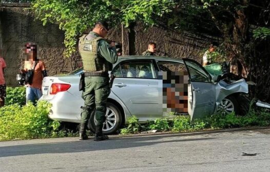 Casal morre após colisão de carro contra árvore em Fortaleza; Polícia investiga o acidente