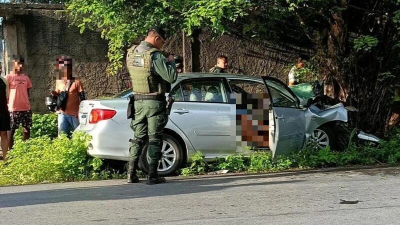 Casal morre após colisão de carro contra árvore em Fortaleza; Polícia investiga o acidente