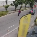 Pedestre atravessa avenida correndo, é atropelado e “voa” por cima do carro em Fortaleza