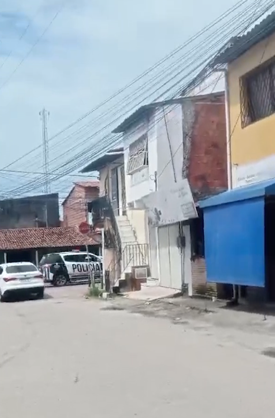 Roubo de carro termina em perseguição policial e troca de tiros em Fortaleza; criminosos escaparam