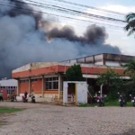 Incêndio de grandes proporções destrói fábrica de calçados em Maracanaú