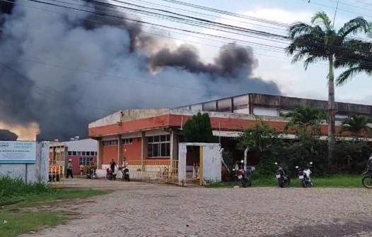 Incêndio de grandes proporções destrói fábrica de calçados em Maracanaú