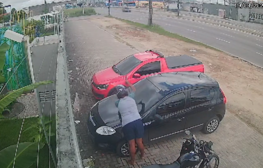 Motoristas são alvos de furto de para-brisa em avenida de Fortaleza