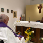 Vaticano divulga primeira foto do Papa Francisco após um mês de internação