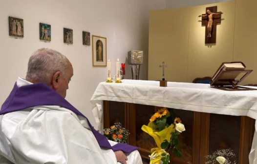 Vaticano divulga primeira foto do Papa Francisco após um mês de internação