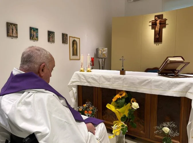 Vaticano divulga primeira foto do papa Francisco após um mês de hospitalização