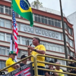 Morador de prédio de Copacabana exibe faixa “Sem Anistia” durante ato de Jair Bolsonaro