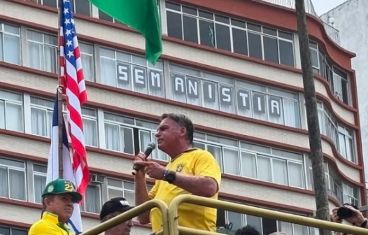 Morador de prédio de Copacabana exibe faixa “Sem Anistia” durante ato de Jair Bolsonaro