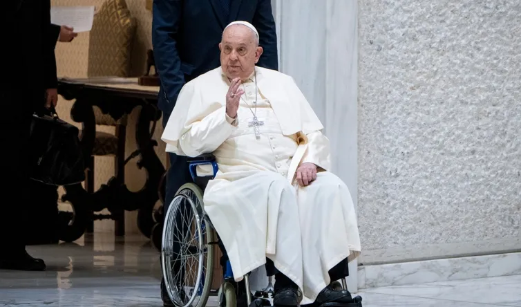 Papa Francisco segue internado e estado de saúde é considerado “apirético”, informa Vaticano