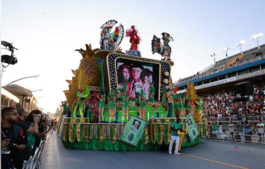 Carnaval de SP: 1º dia de desfiles tem Cazuza, a história dos jogos e o luto que virou aquarela