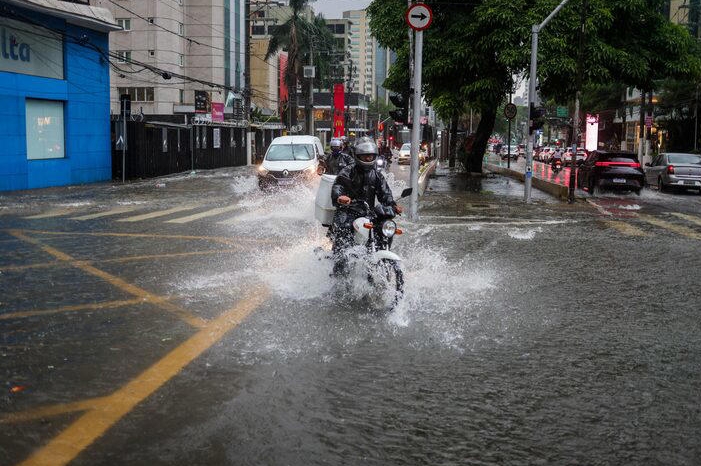 Chuva coloca SP em estado de atenção para alagamentos; Defesa Civil emite alerta severo