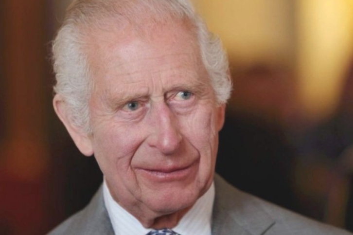 Rei Charles III é internado após efeitos colaterais de tratamento contra o câncer