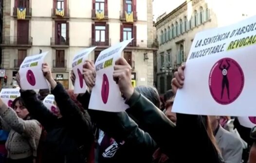 Protesto reúne 200 pessoas em Barcelona contra anulação da condenação de Daniel Alves