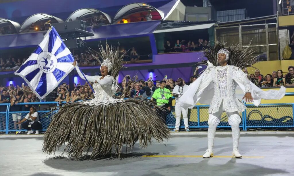 Carnaval do Rio: 2ª noite de desfiles tem homenagem a orixás, ‘Corpo Fechado’ e trem fantasma