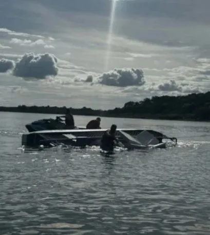 Embarcação tomba em açude em Iguatu durante passeio e oito pessoas são resgatadas