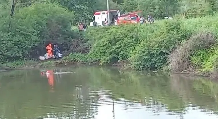 Família morre após carro cair em açude na rodovia entre Juazeiro do Norte e Caririaçu