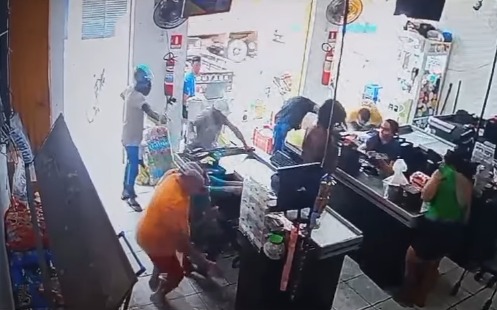 Homem é morto dentro de comércio em Irauçuba; dois suspeitos são presos
